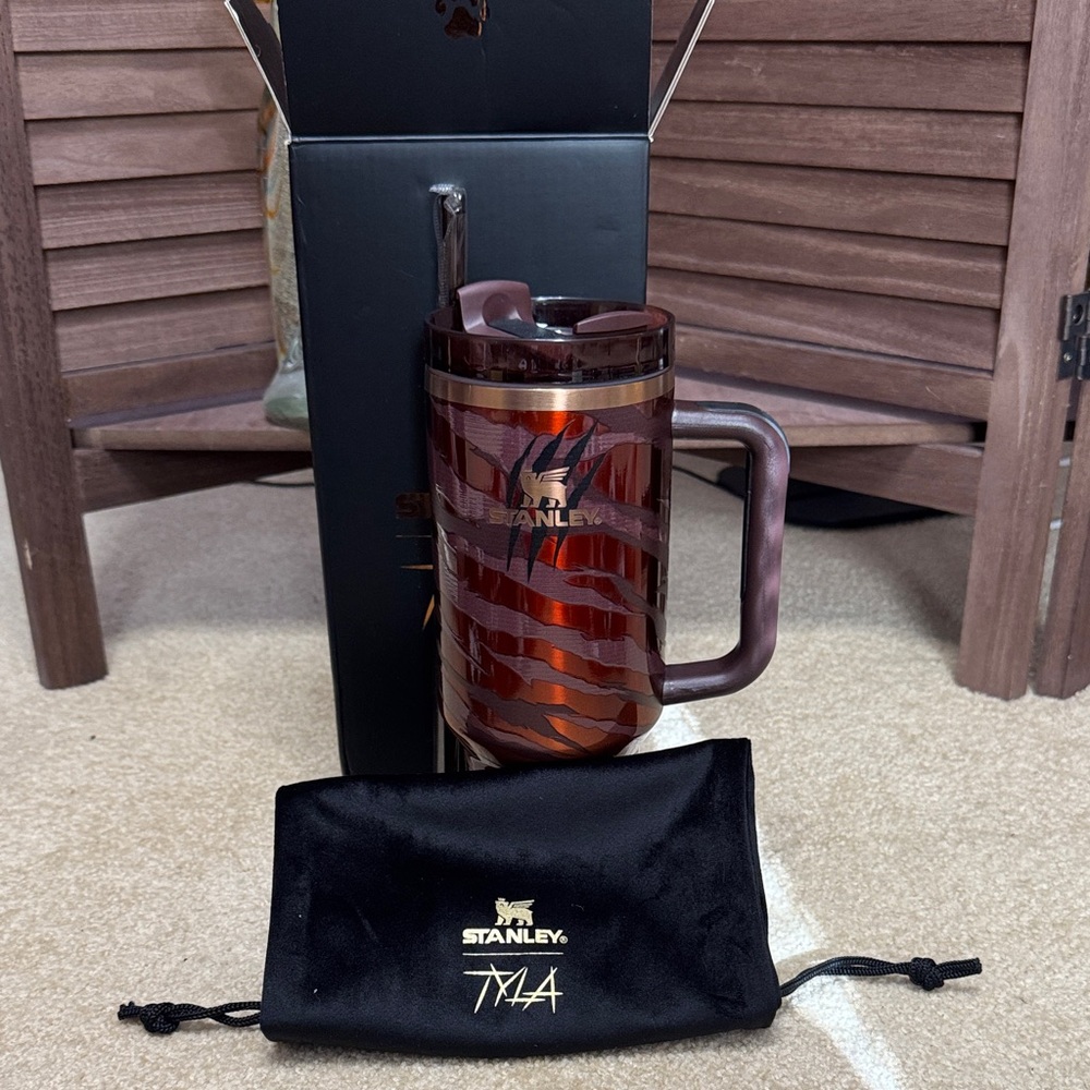 💔💔SOLD SOLD💔💔Stanley Limited Edition Tyla Copper & Black Tumbler